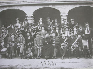 Banda di Baceno in festa con il Parroco (1923)